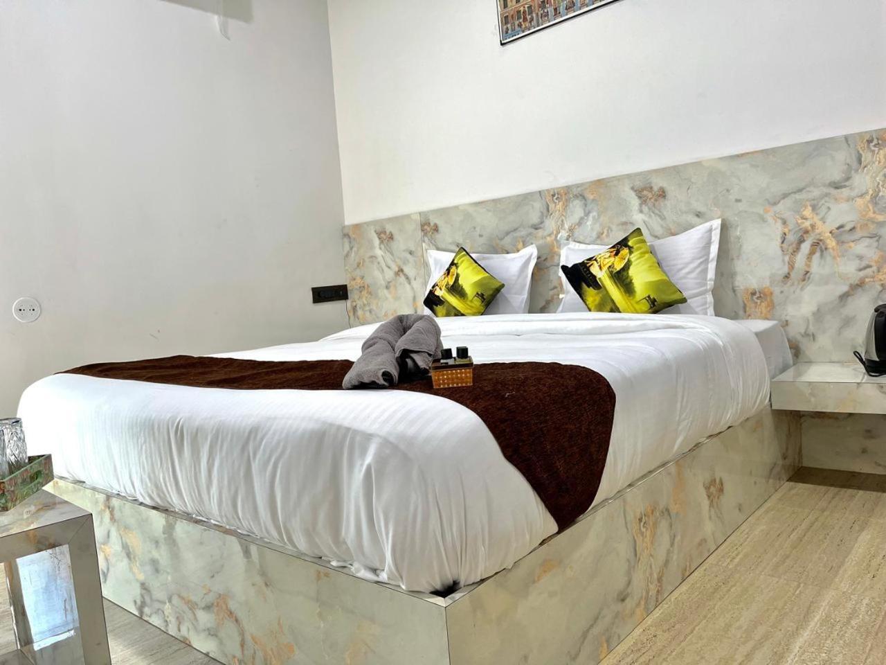 Hotel Banjara Hills Ābu Road Eksteriør billede