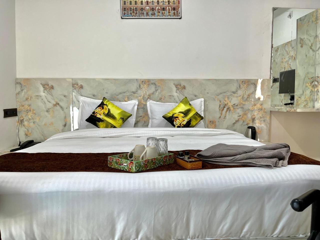 Hotel Banjara Hills Ābu Road Eksteriør billede